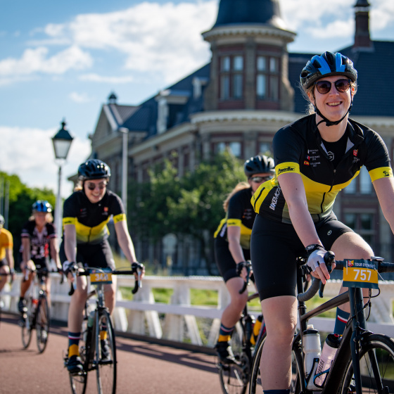 Wielrenners die deelnemen aan de Tour d'Utrecht fietsen over de Muntbrug over het Merwedekanaal aan de Munt in Utrecht. 