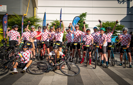 Een groep wielrenners gaat op de foto na afloop van hun deelname aan de Tour d'Utrecht
