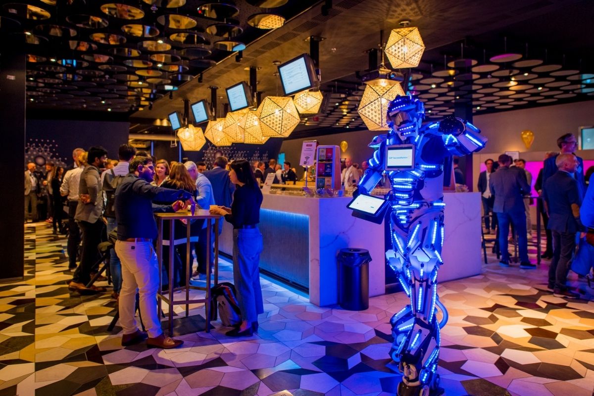 Zakelijk evenement in de Barzone van Media Plaza