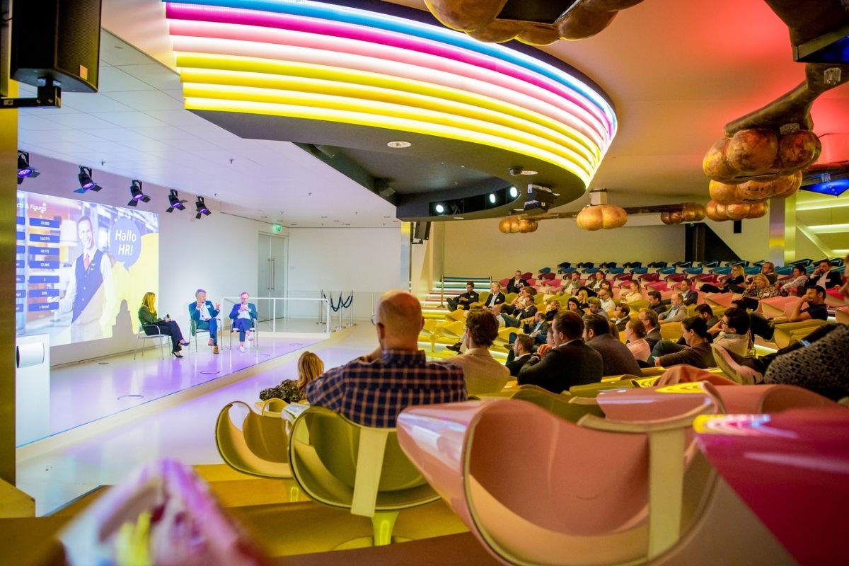 Panelgesprek tijdens een congres in het Auditorium van Media Plaza