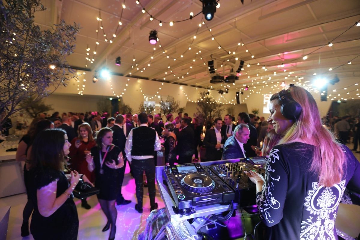 Muziek tijdens zakelijk congres in het Polargebied