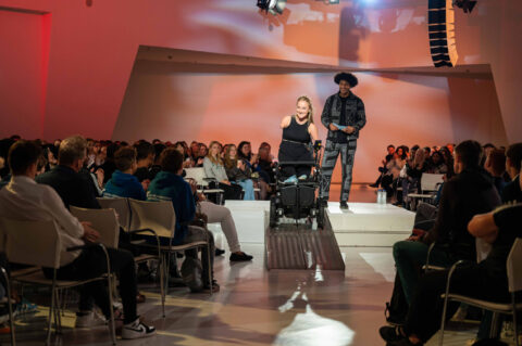 Hoe inspireer je 700 studenten in dezelfde ruimte?