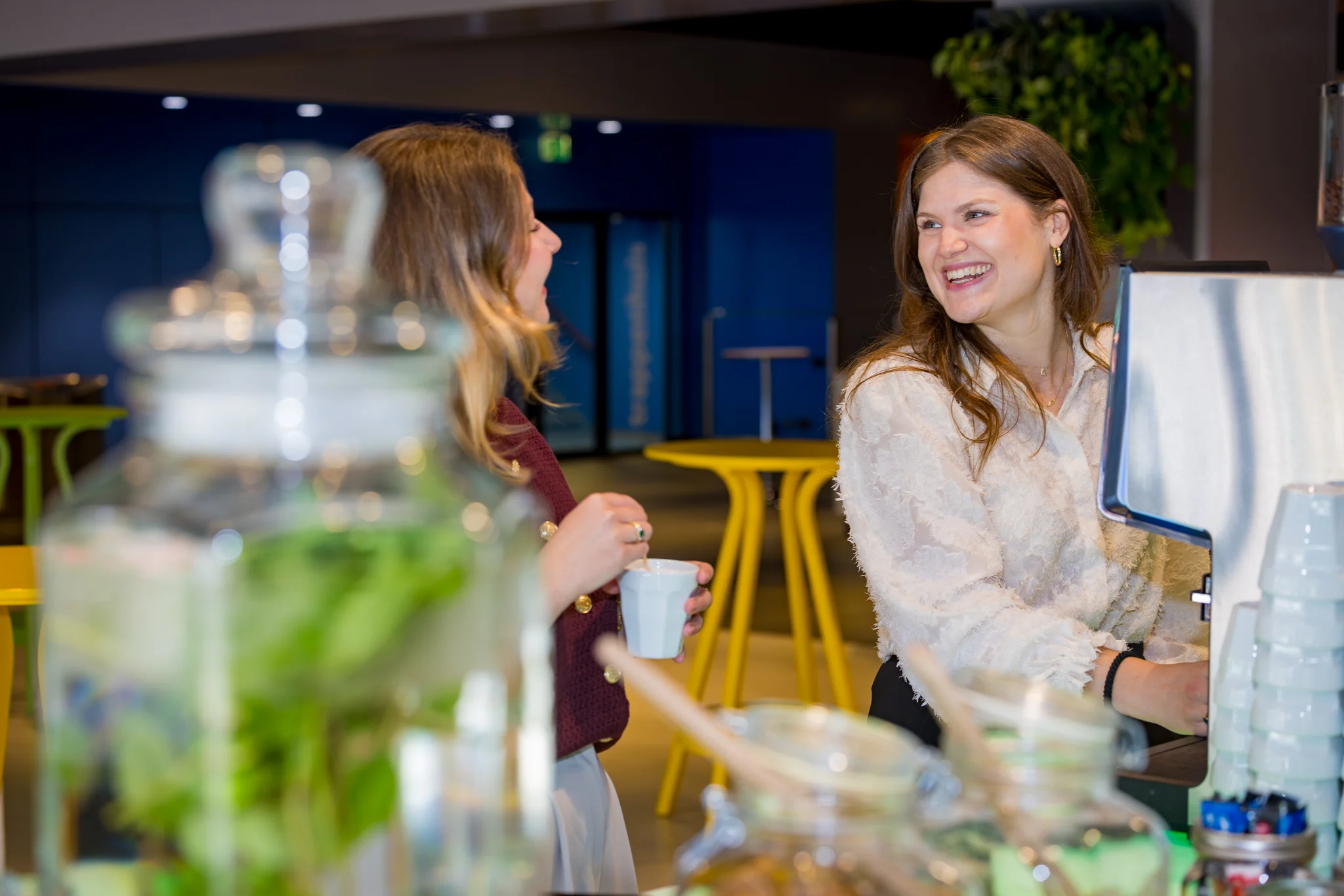 Lunchpauze tussen het vergaderen - Vergaderarrangement inclusief lunch bij Vergadercentrum Jaarbeurs MeetUp