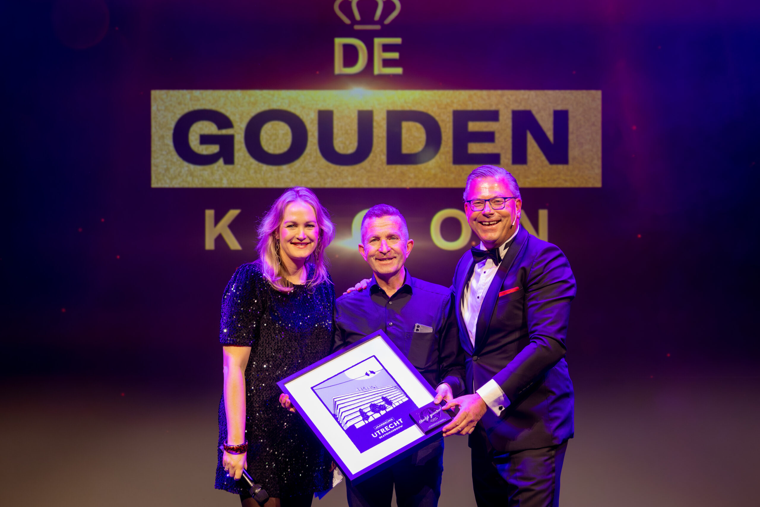 Toneelmeester Gert bij het in ontvangst nemen van zijn Gouden Kroon.