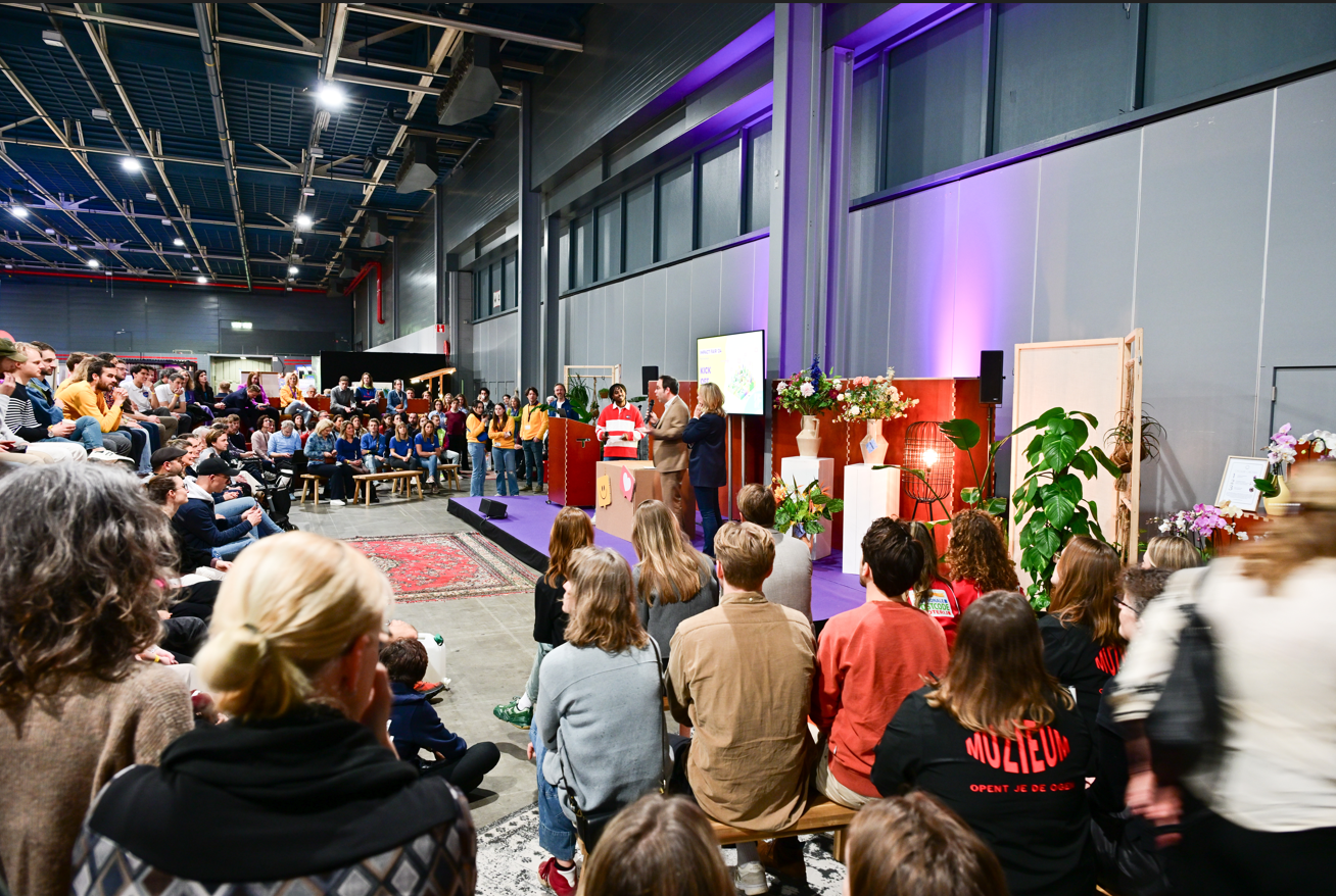 Mensen zitten op tribunes bij de opening van een evenement