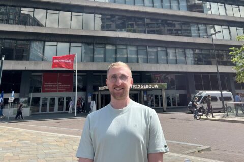 Man op straat voor Beatrixgebouw