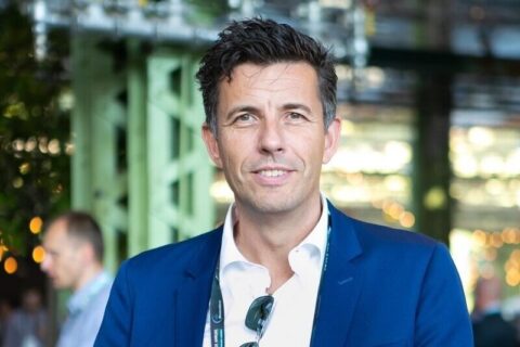 Man kijkend naar camera