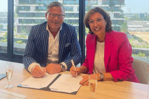 vrouw en man zetten handtekening