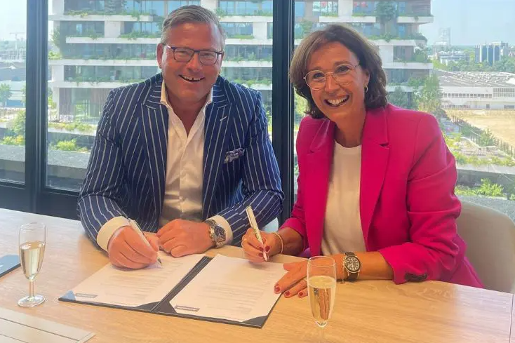 vrouw en man zetten handtekening