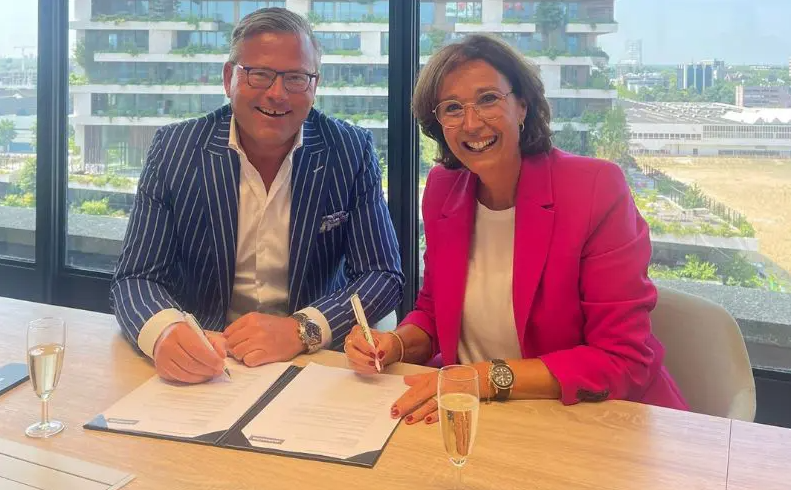 vrouw en man zetten handtekening