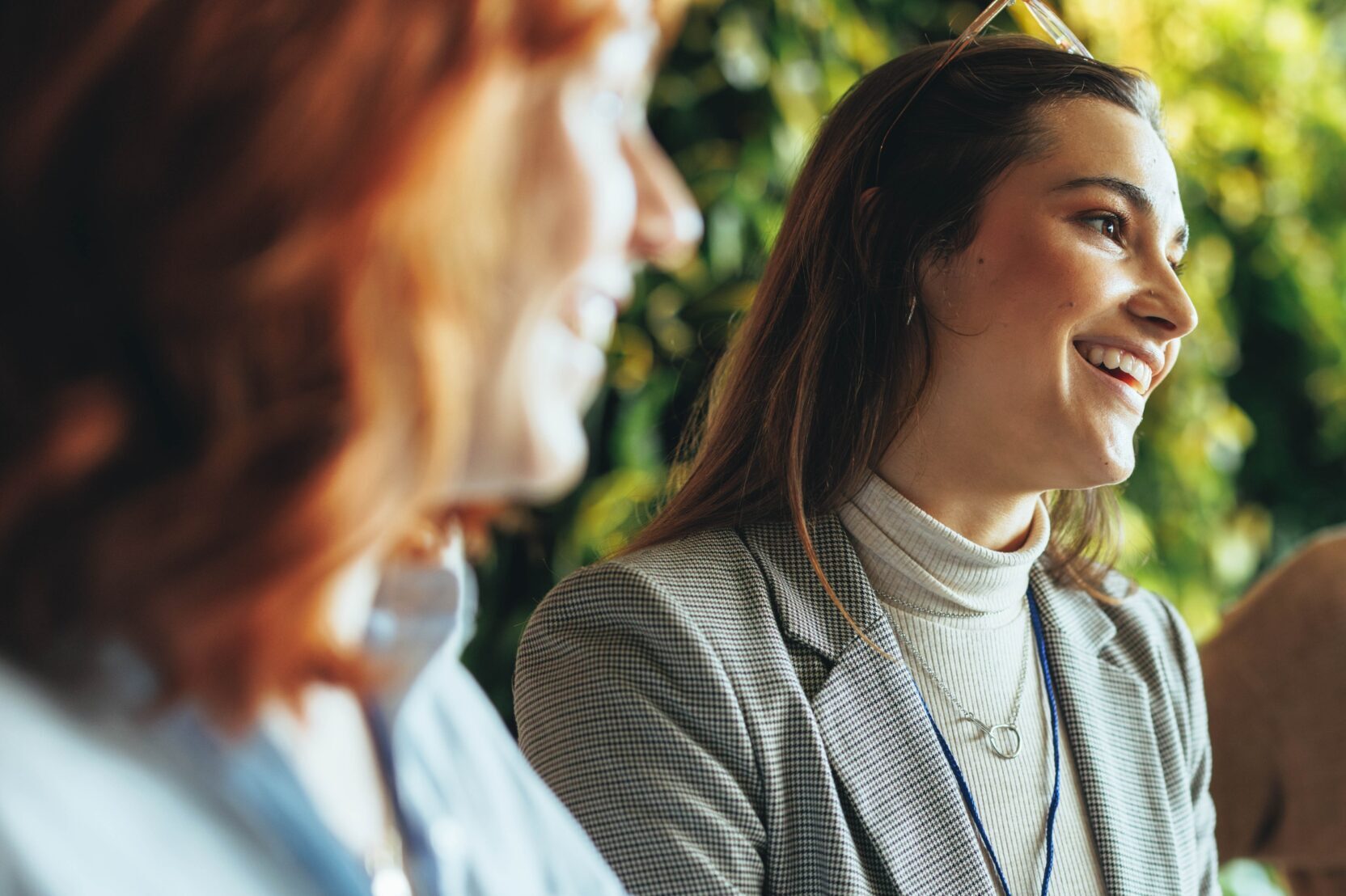 3 vrouwen lachen met groene achtergrond
