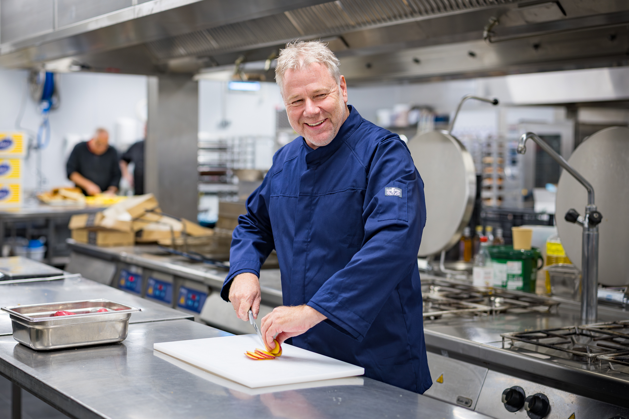 man in keuken snijdt aardappel
