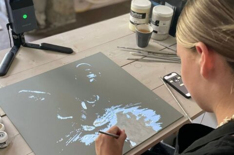 vrouw tekent foto na met apparaat