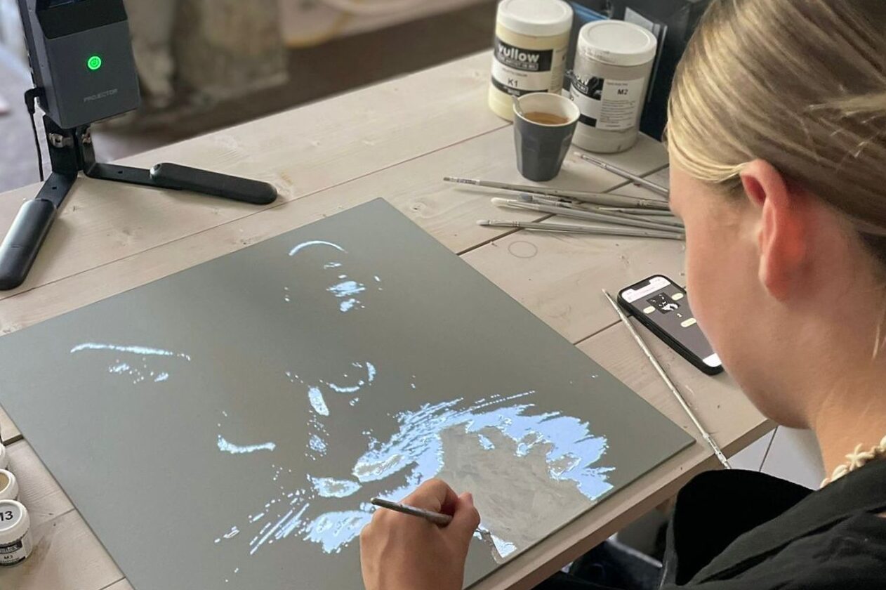 vrouw tekent foto na met apparaat