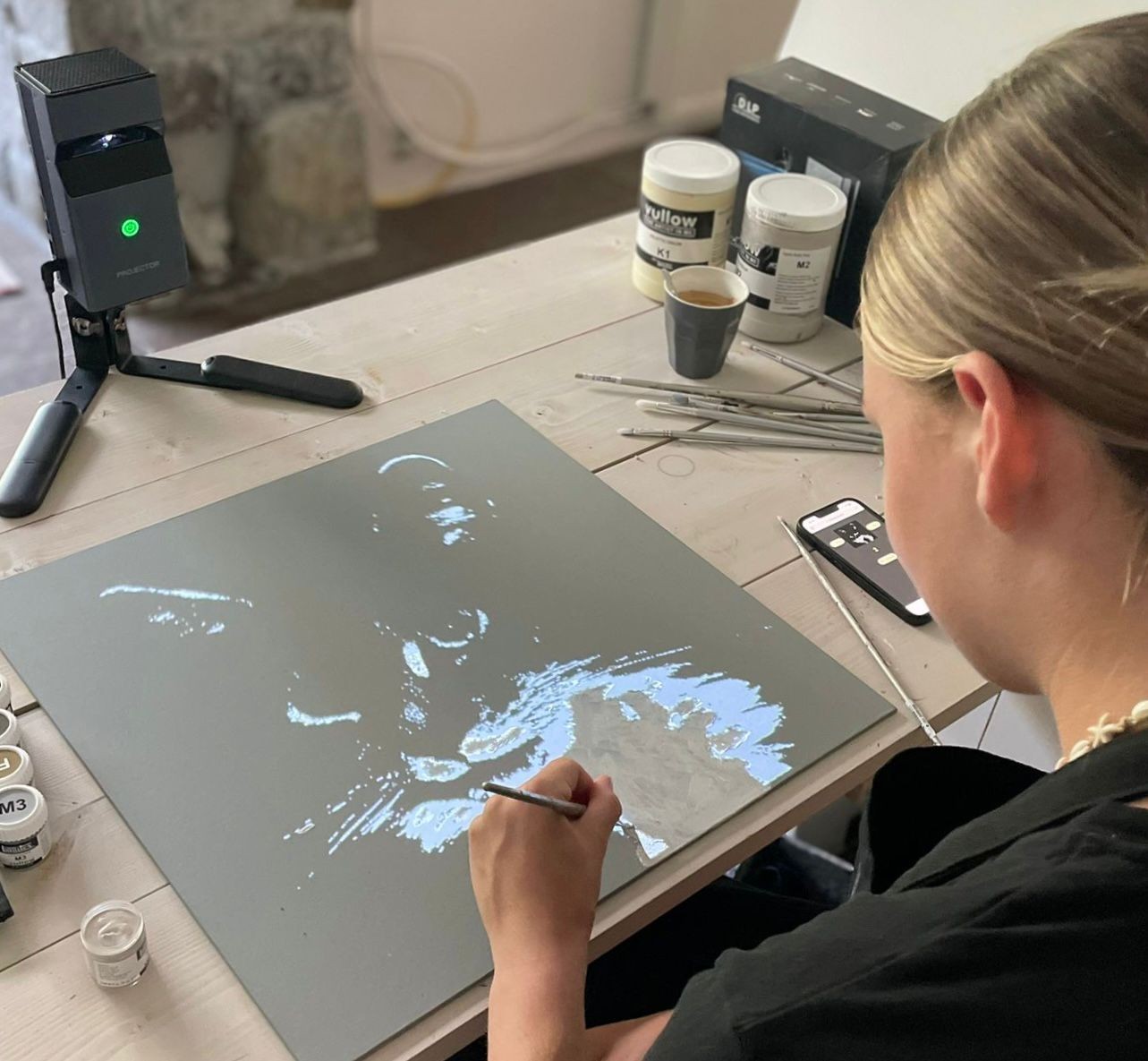vrouw tekent foto na met apparaat