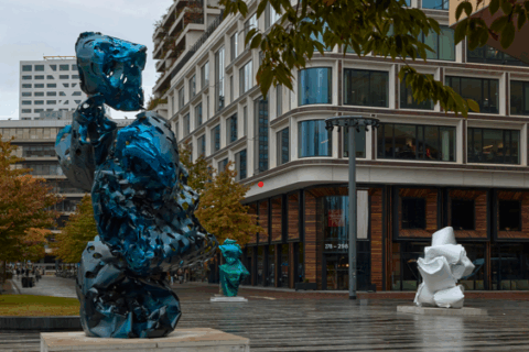 beelden op straat voor gebouw