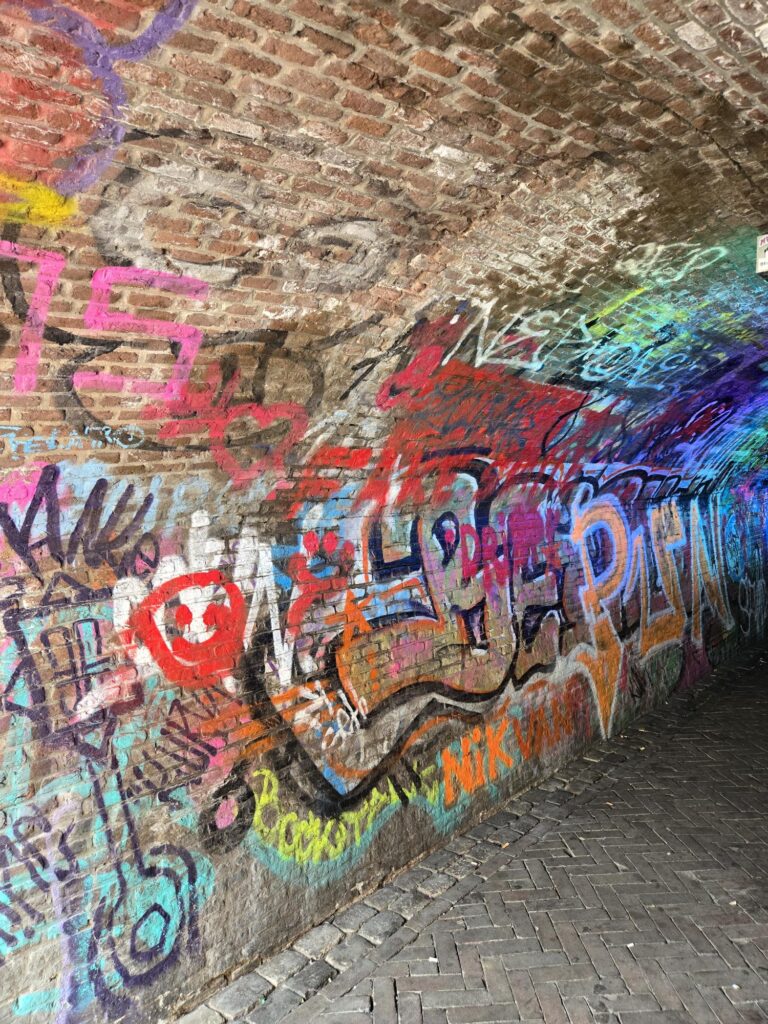 Graffiti in de werf bij de grachten in Utrecht