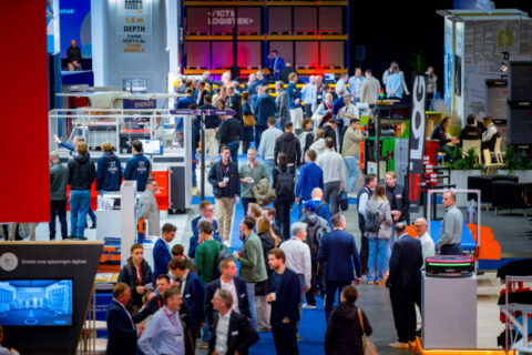 mensen in gangpad op een beurs