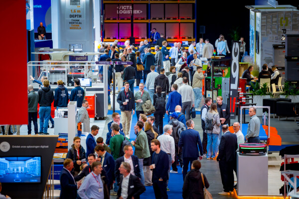 mensen in gangpad op een beurs