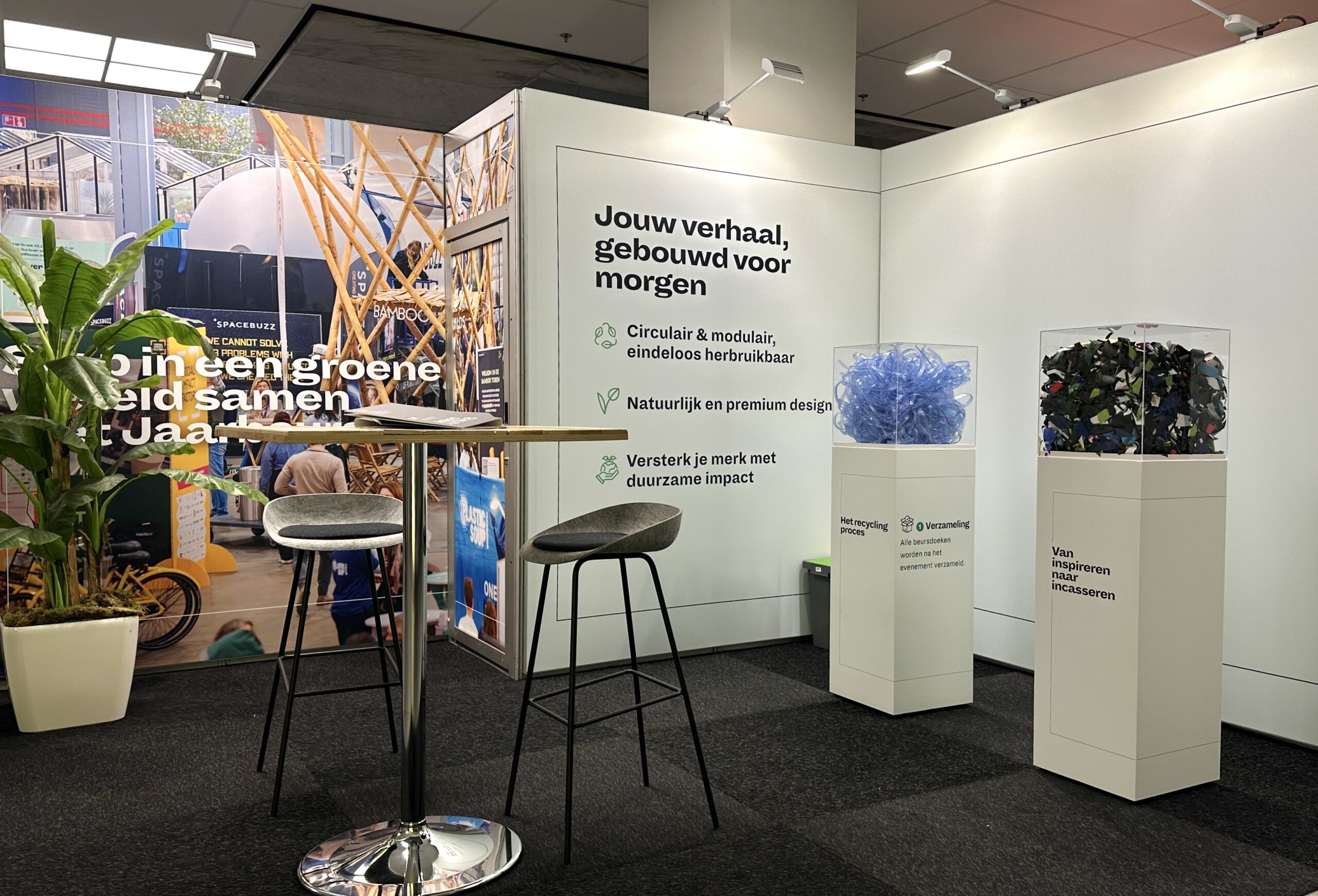 barkrukken, tafels en grote witte pilaren