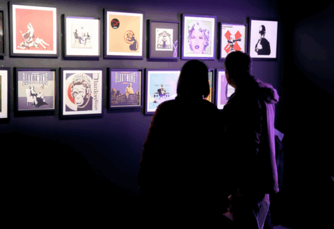 mensen kijken naar foto's