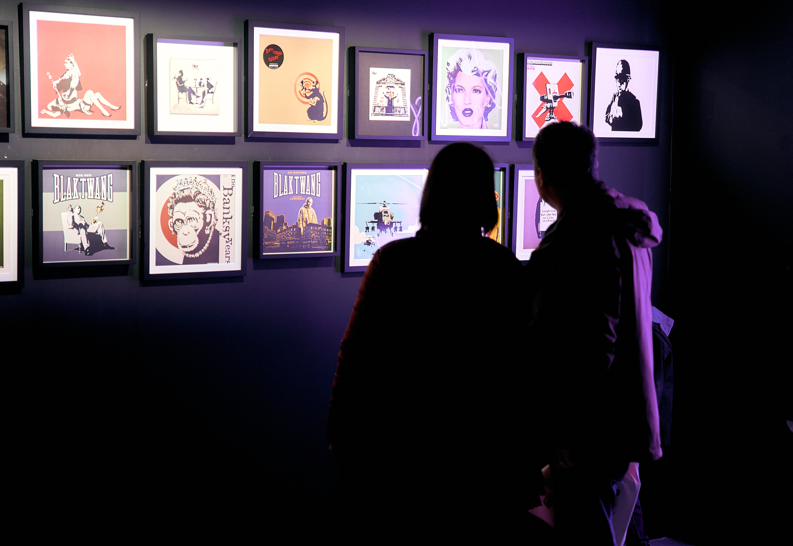 mensen kijken naar foto's