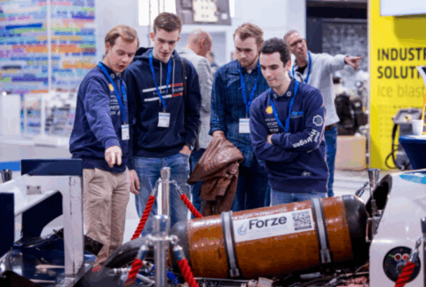 mannen kijken naar fabriek