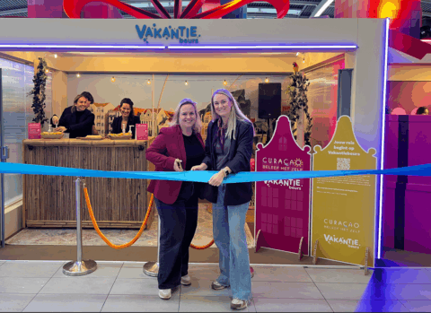 Twee dames knippen lint door