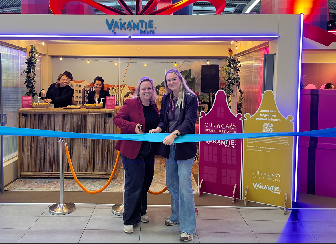 Twee dames knippen lint door