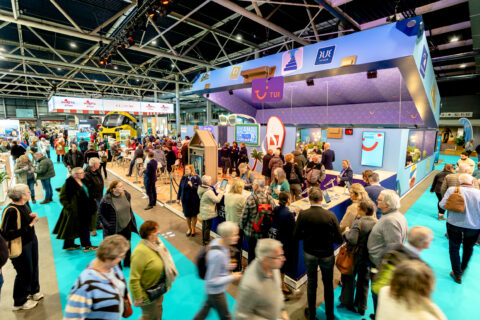 Mensen lopend op beurs