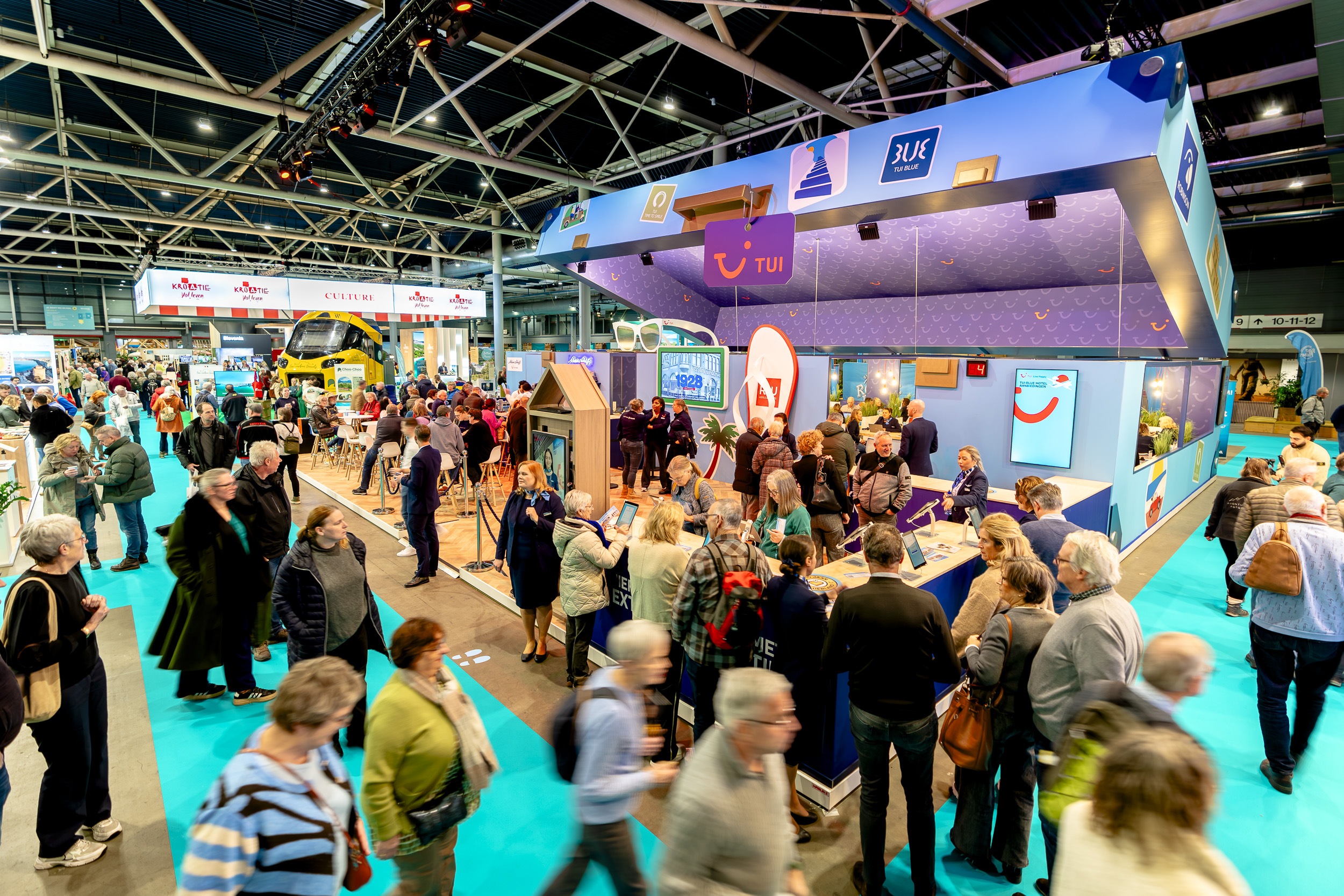 Mensen lopend op beurs