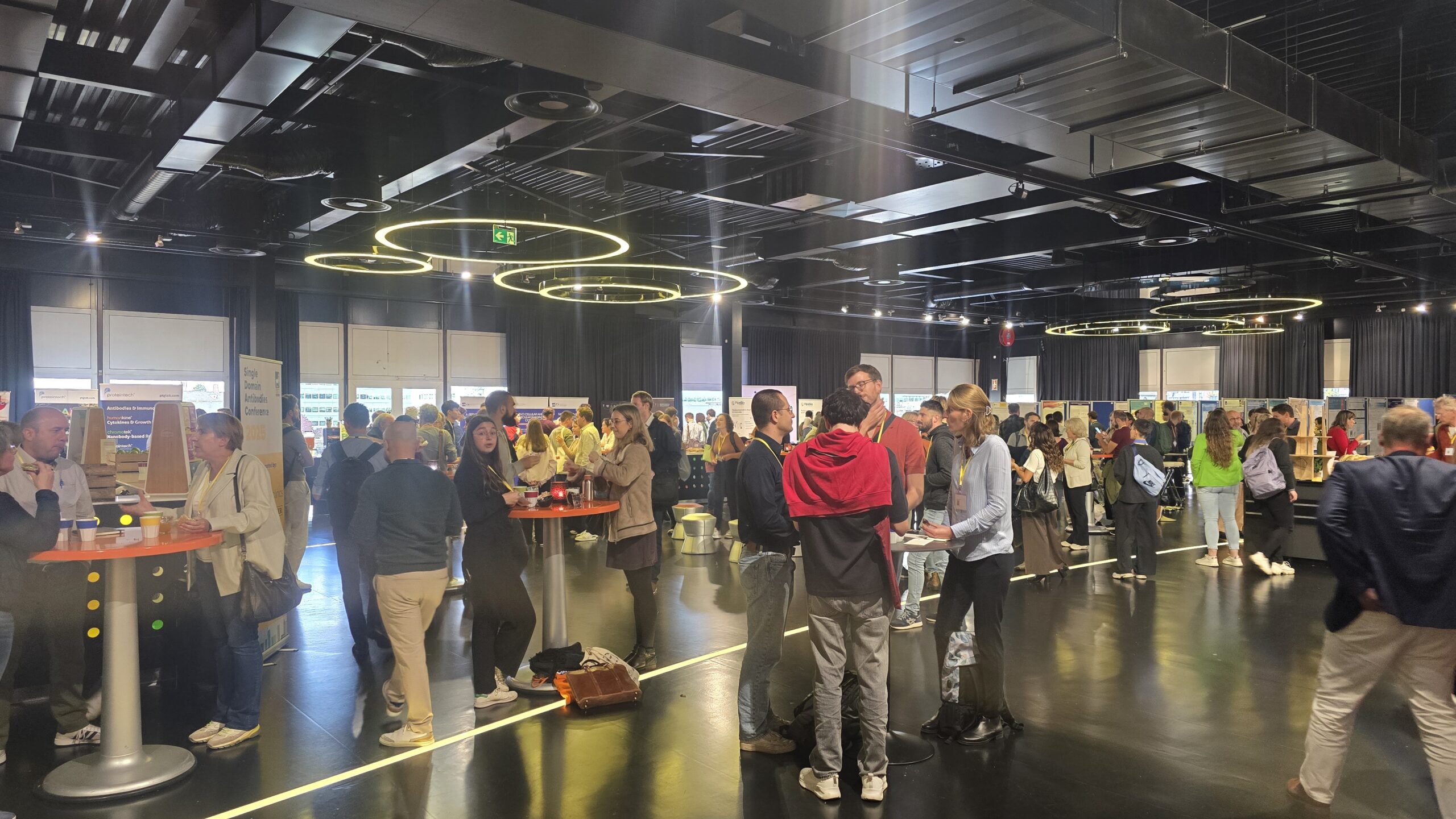 Mensen op vloer in gesprek