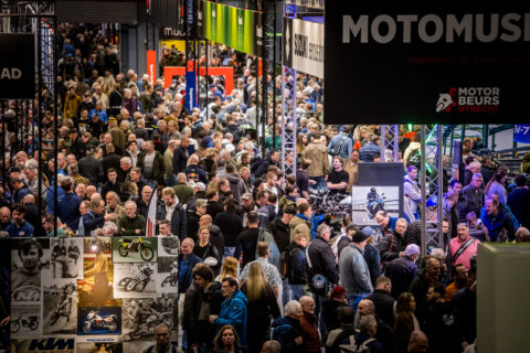 veel mensen in beurs met motor