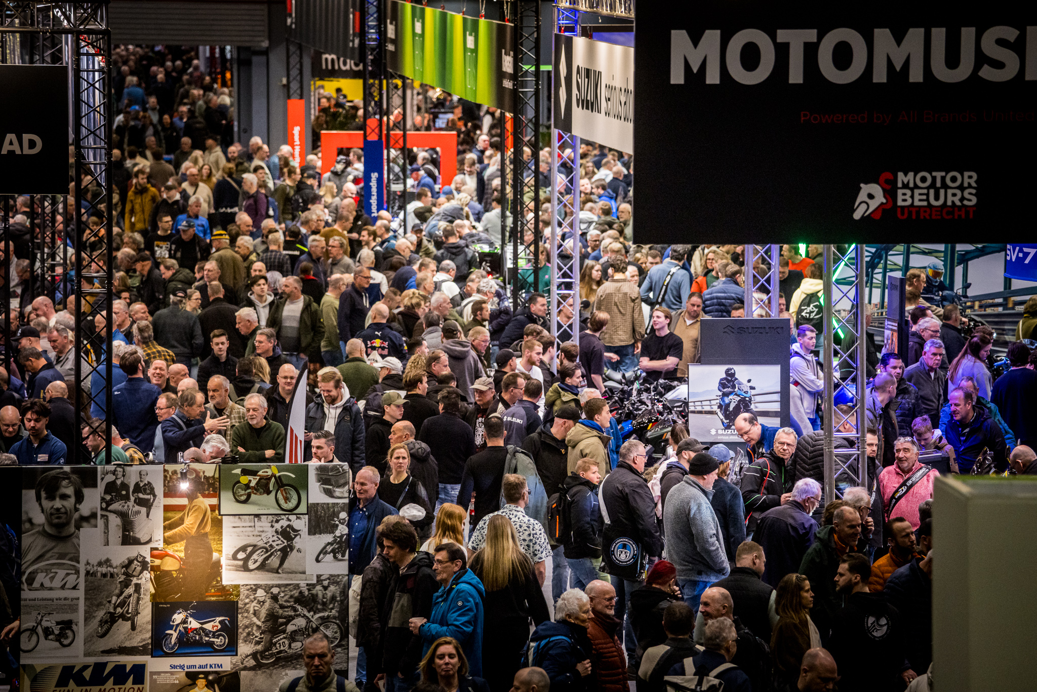 veel mensen in beurs met motor