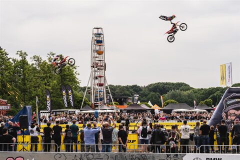 Mensen reuzenrad en fiets in lucht