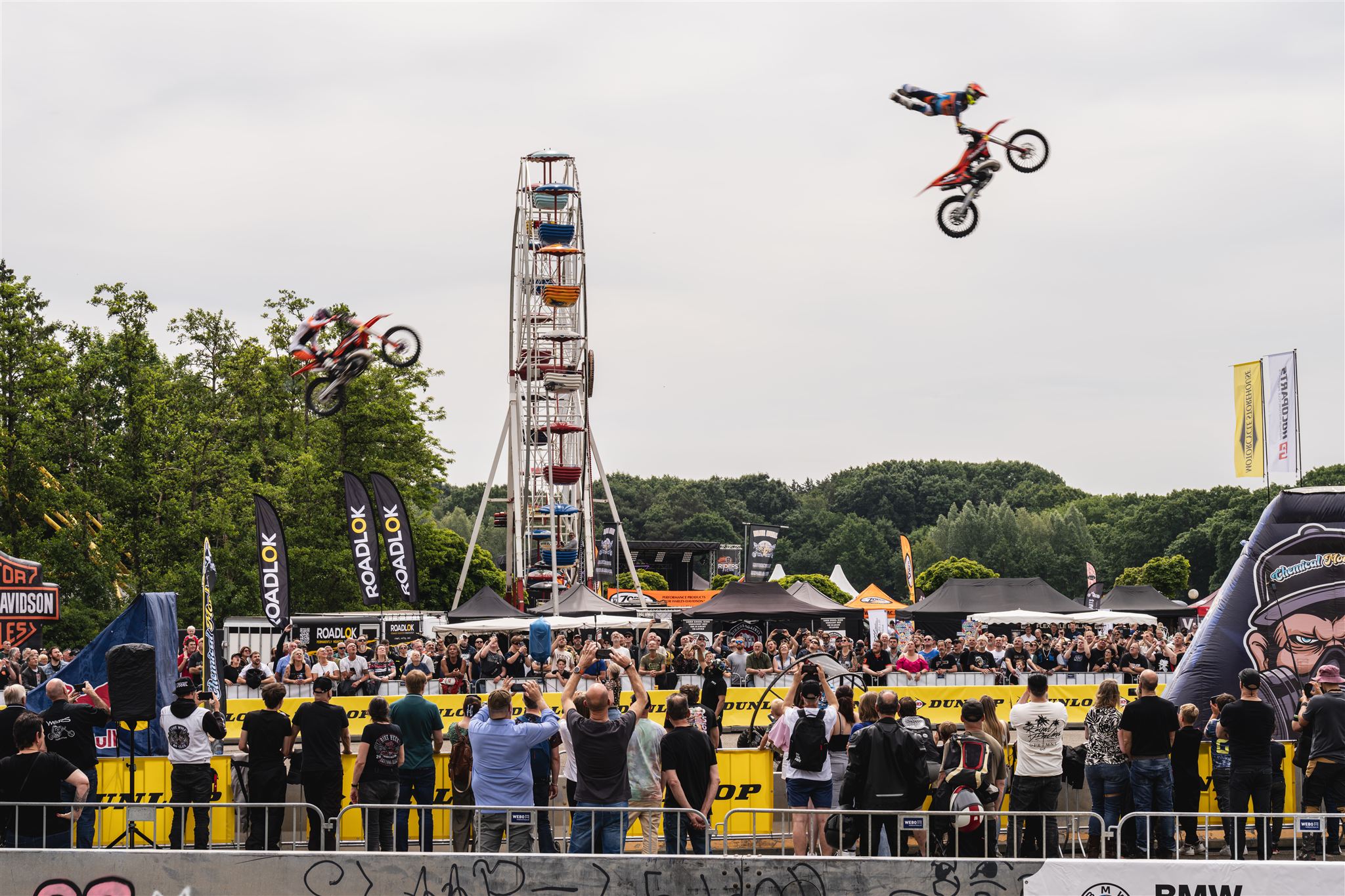 Mensen reuzenrad en fiets in lucht