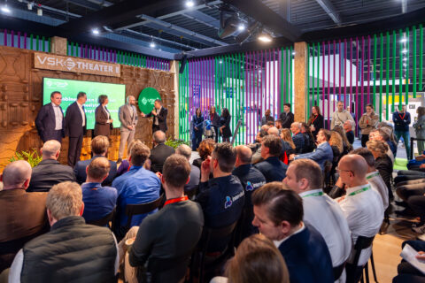 vol theater met mensen op stoelen