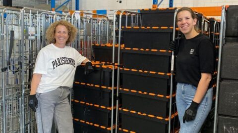 mensen bij kar in magazijn