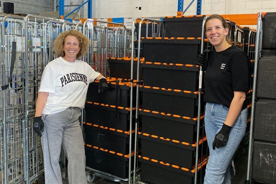 mensen bij kar in magazijn