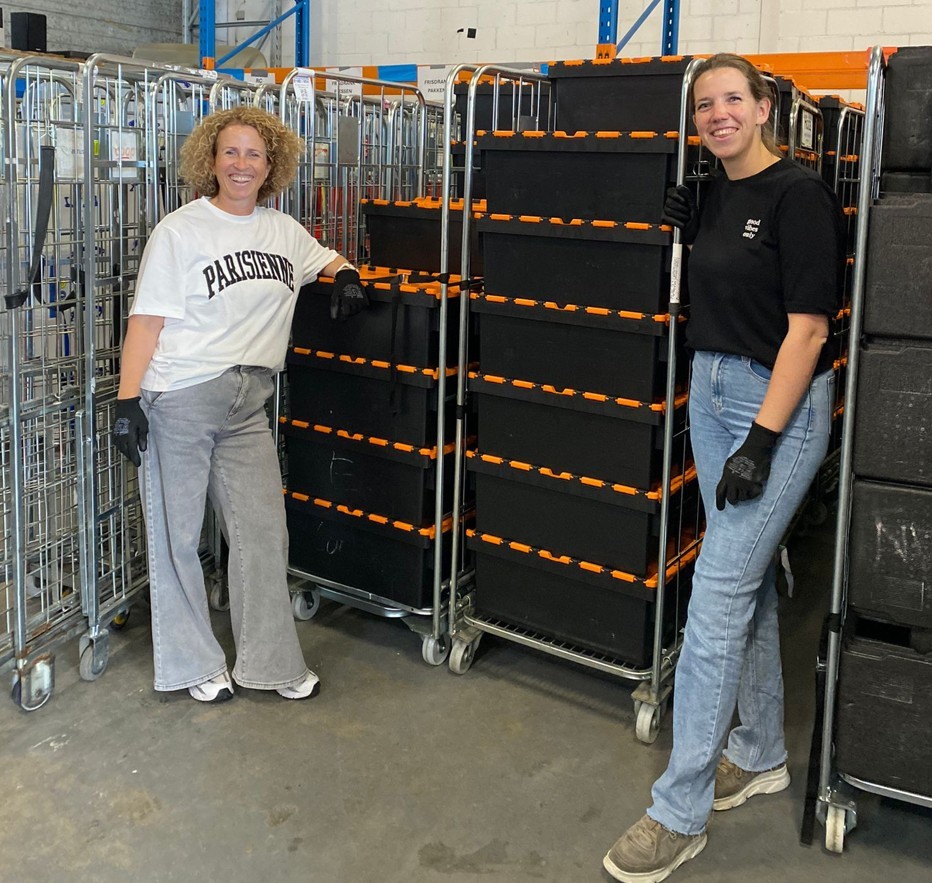 mensen bij kar in magazijn