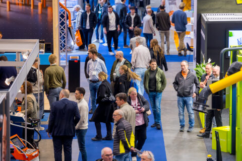 Mensen op vloer bij machines