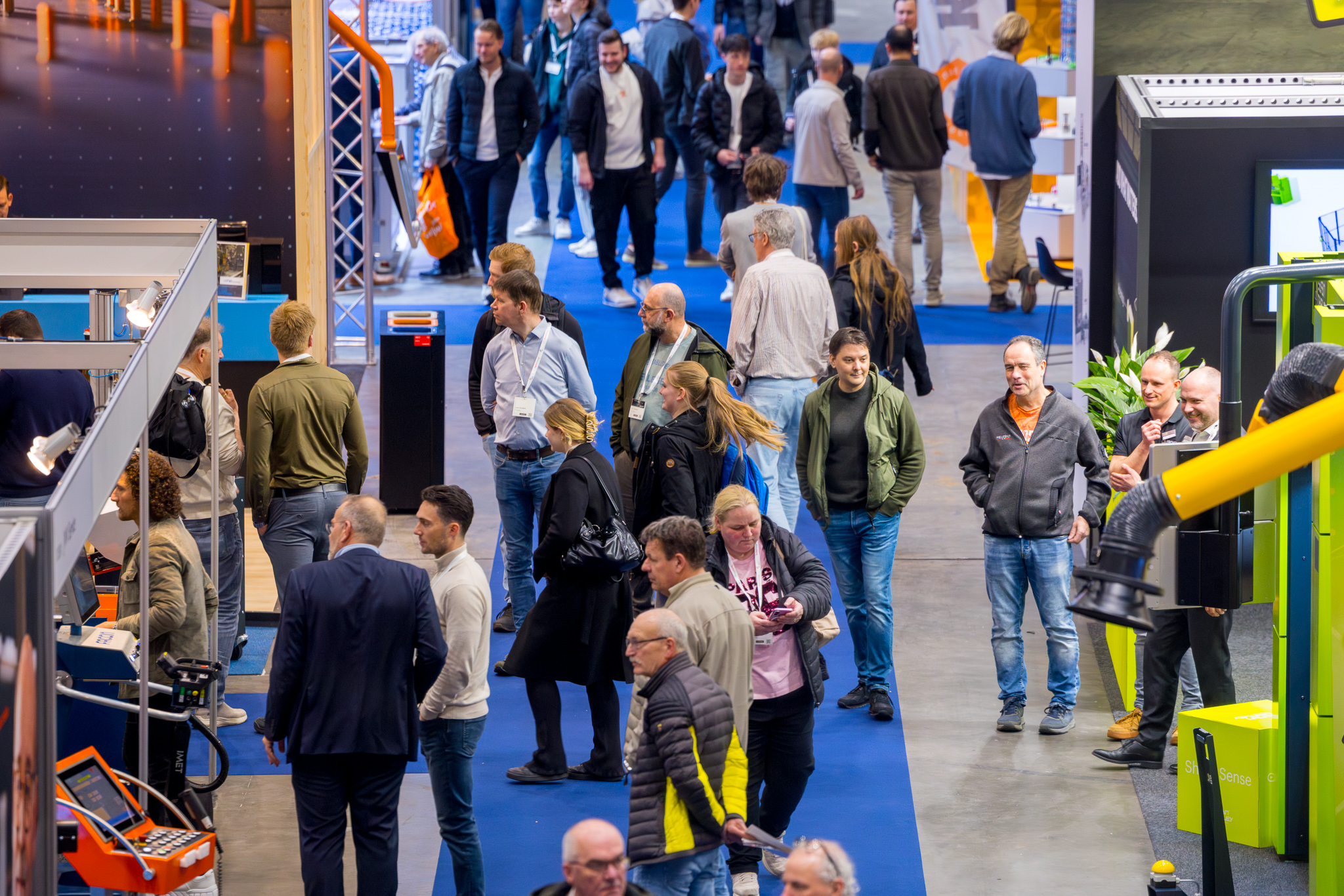 Mensen op vloer bij machines