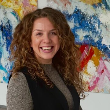 Lachende vrouw op foto