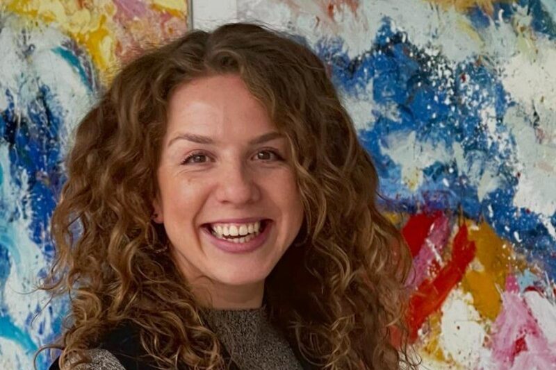 Lachende vrouw op foto