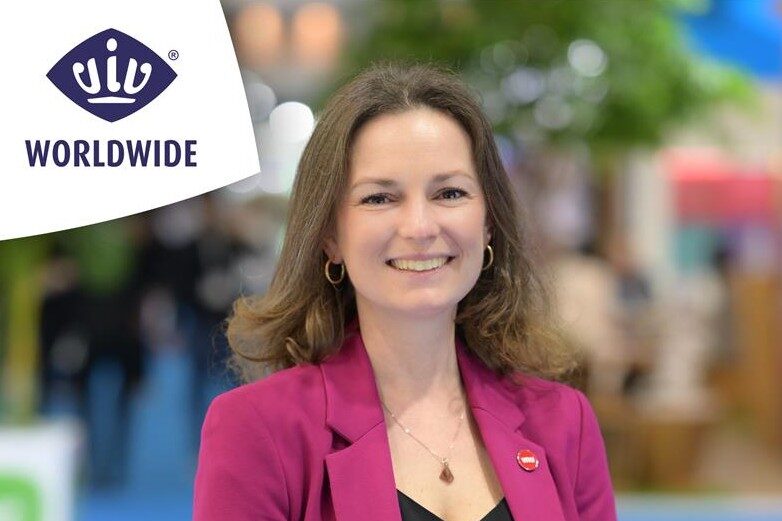 Vrouw lachend in roze jas