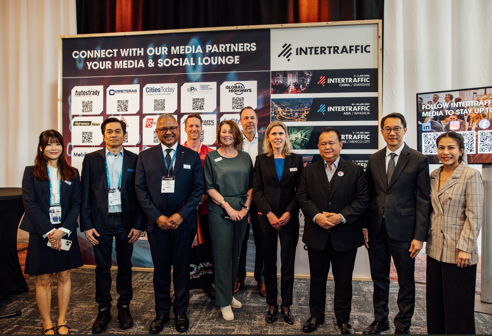 vrouwen en mannen op foto voor bord