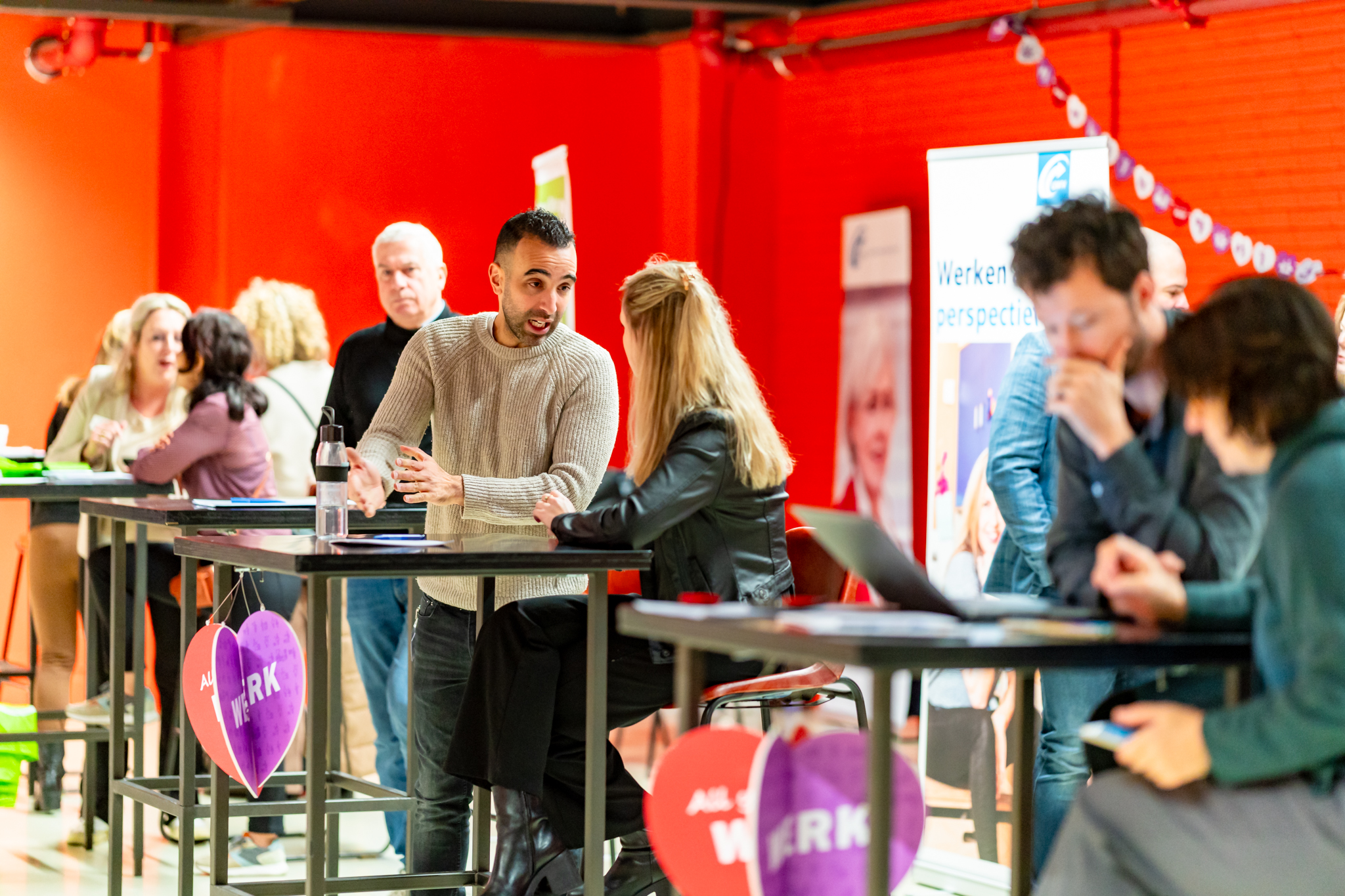 mensen staand aan een tafel