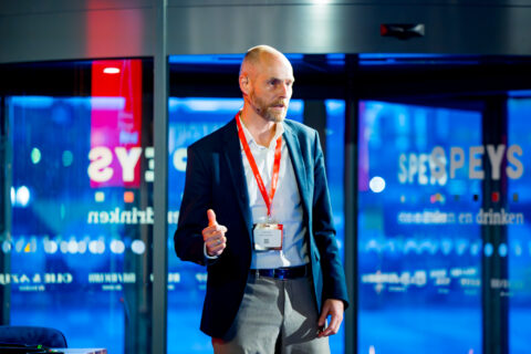 man presenteert op podium