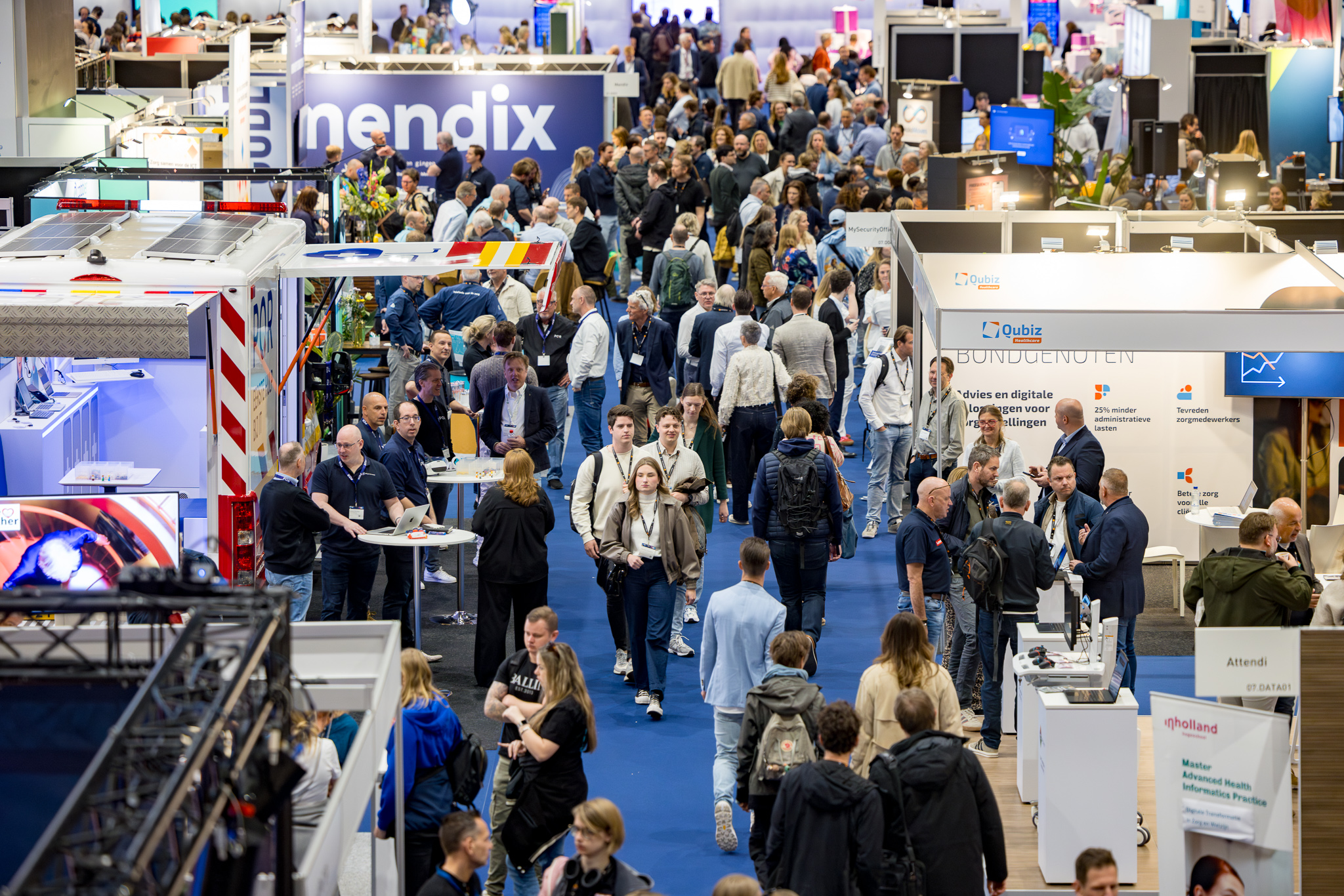 mensen lopen op vloer met veel stands