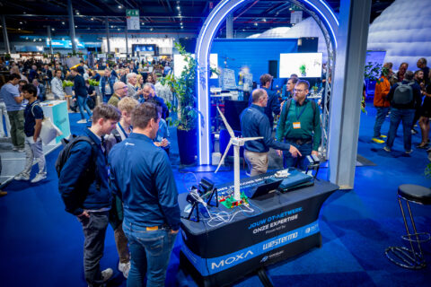 mannen op beurs kijken naar molen